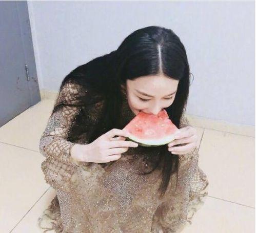 娱乐吃瓜酱衣服1度,揭秘明星衣橱，一窥时尚潮流1度魅力